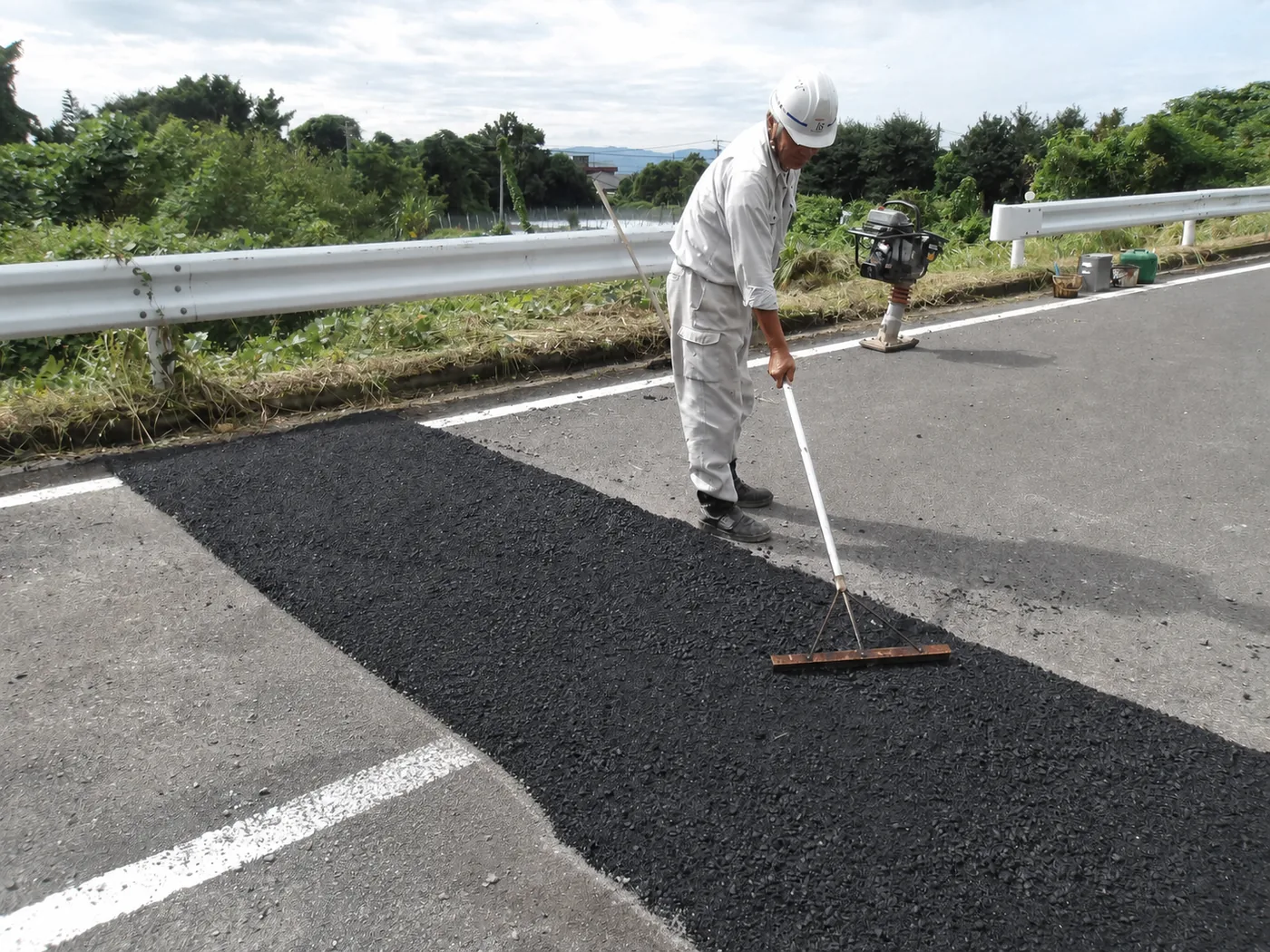 道路の舗装補修作業
